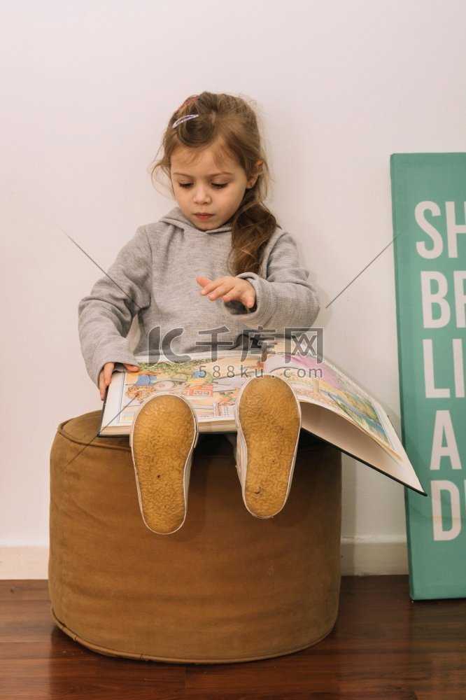 可爱的女孩阅读pouf