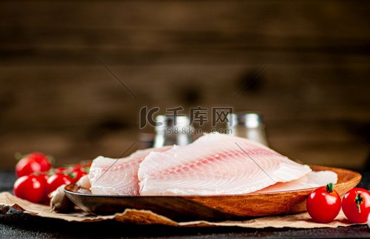 生鱼片与香料盘。在一个木制的背