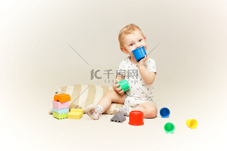 可爱的宝宝男孩玩一些玩具.