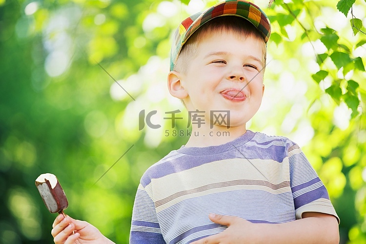 快乐的小男孩吃着冰激凌