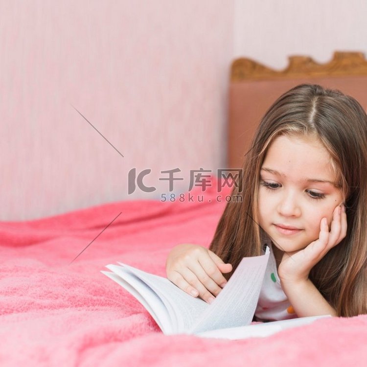 近距离观察躺在床上的女孩阅读书