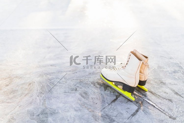 花样滑冰鞋破冰