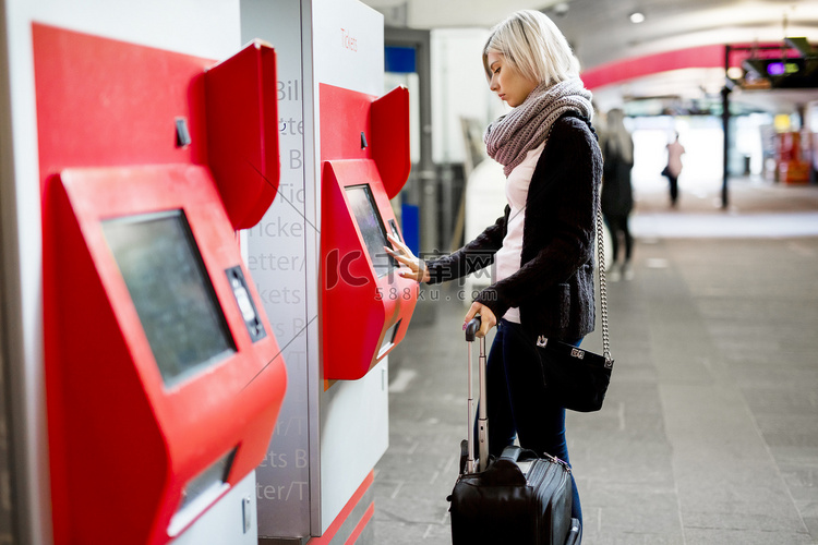 女人买火车票车站使用自动售货机