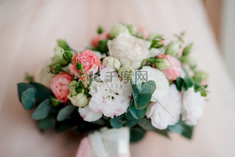 优雅的婚礼花束新鲜的天然花卉和