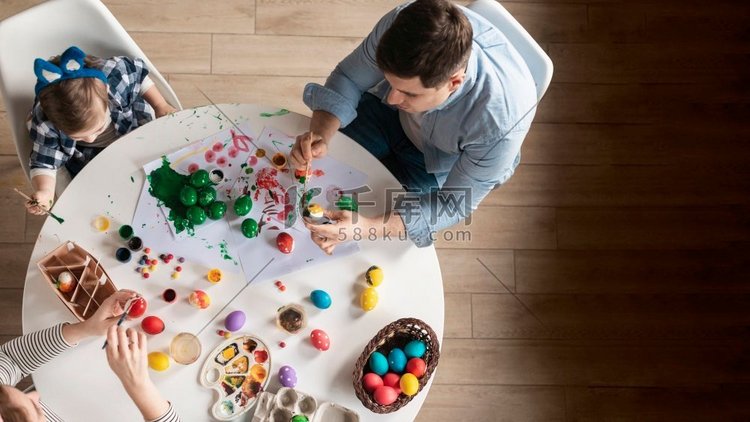 顶视图家庭绘画传统复活节彩蛋