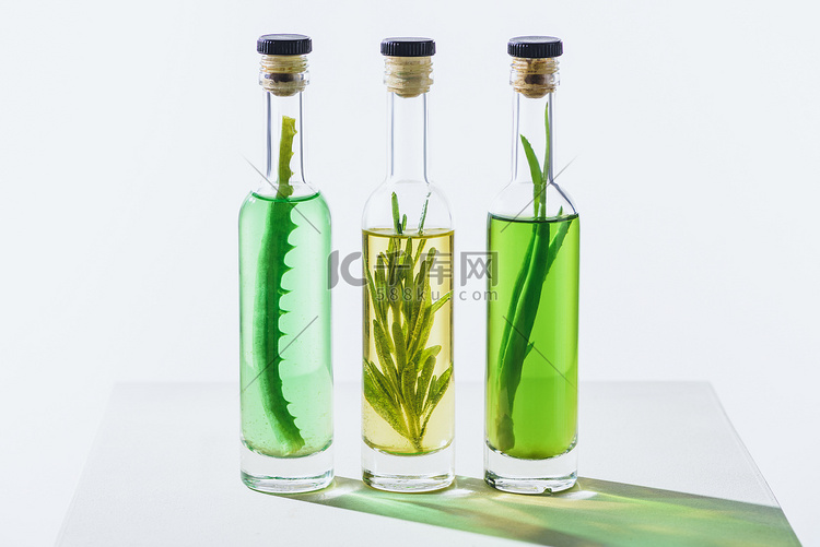 透明瓶的基本绿色和黄色的油与植
