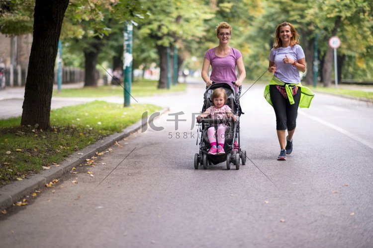 两名健康的年轻妇女在城市公园推