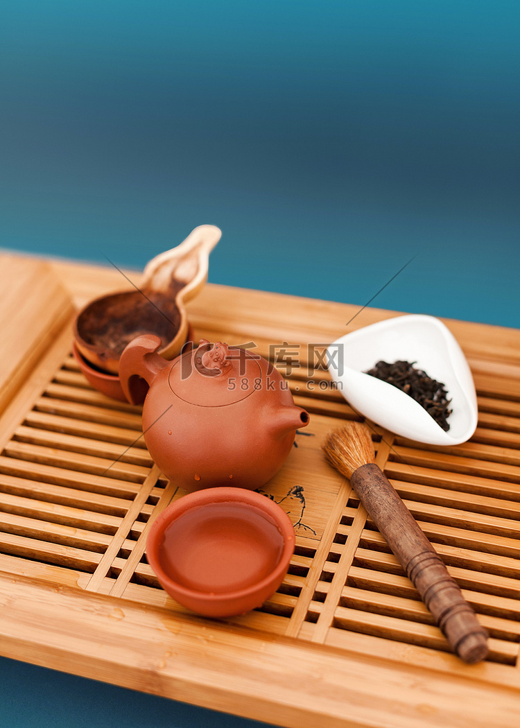 茶壶、 茶杯和茶树叶上一个竹席