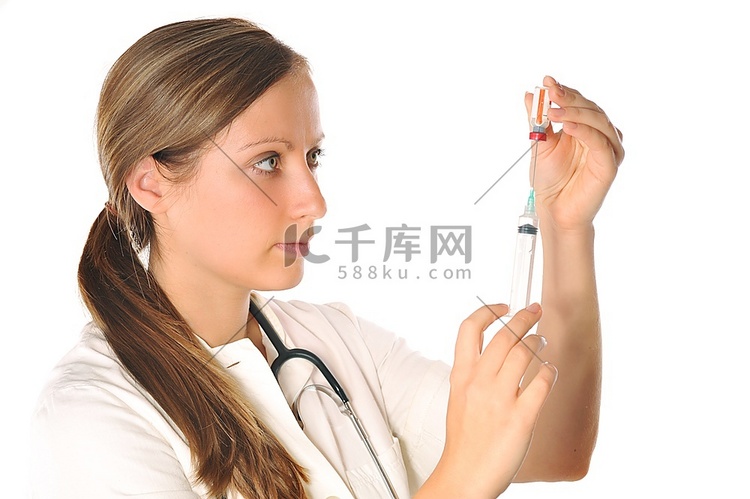 女医生用注射器从阴道取疫苗