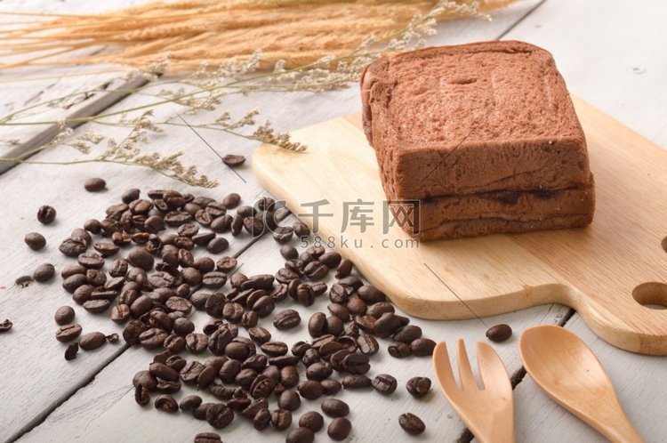 早餐用木质背景的咖啡面包和咖啡