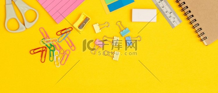 学生的教育用品和文具用品都在图