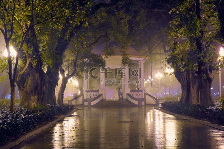 广州人民公园夜间浓雾弥漫。&r