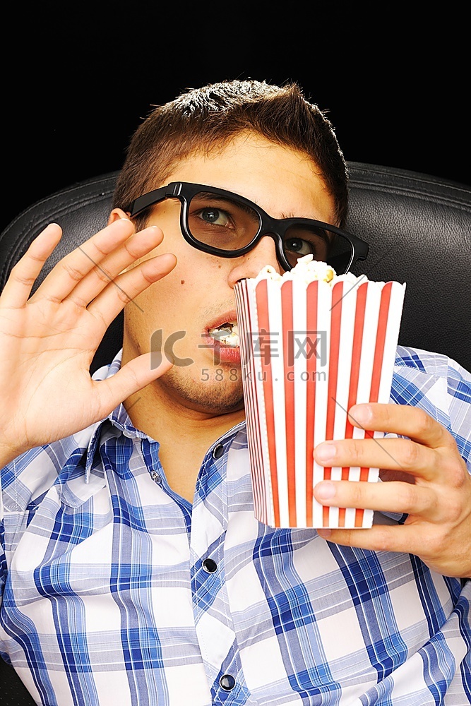 一名戴着3D眼镜的年轻人在电影