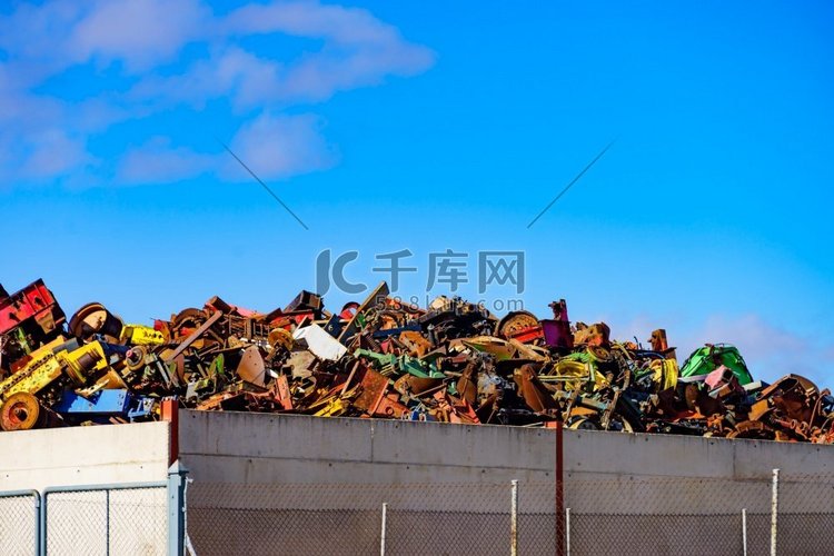 巨大的堆废金属垃圾垃圾与蓝天背