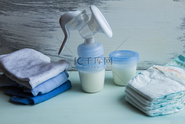 婴儿护理衣服和手动吸奶器