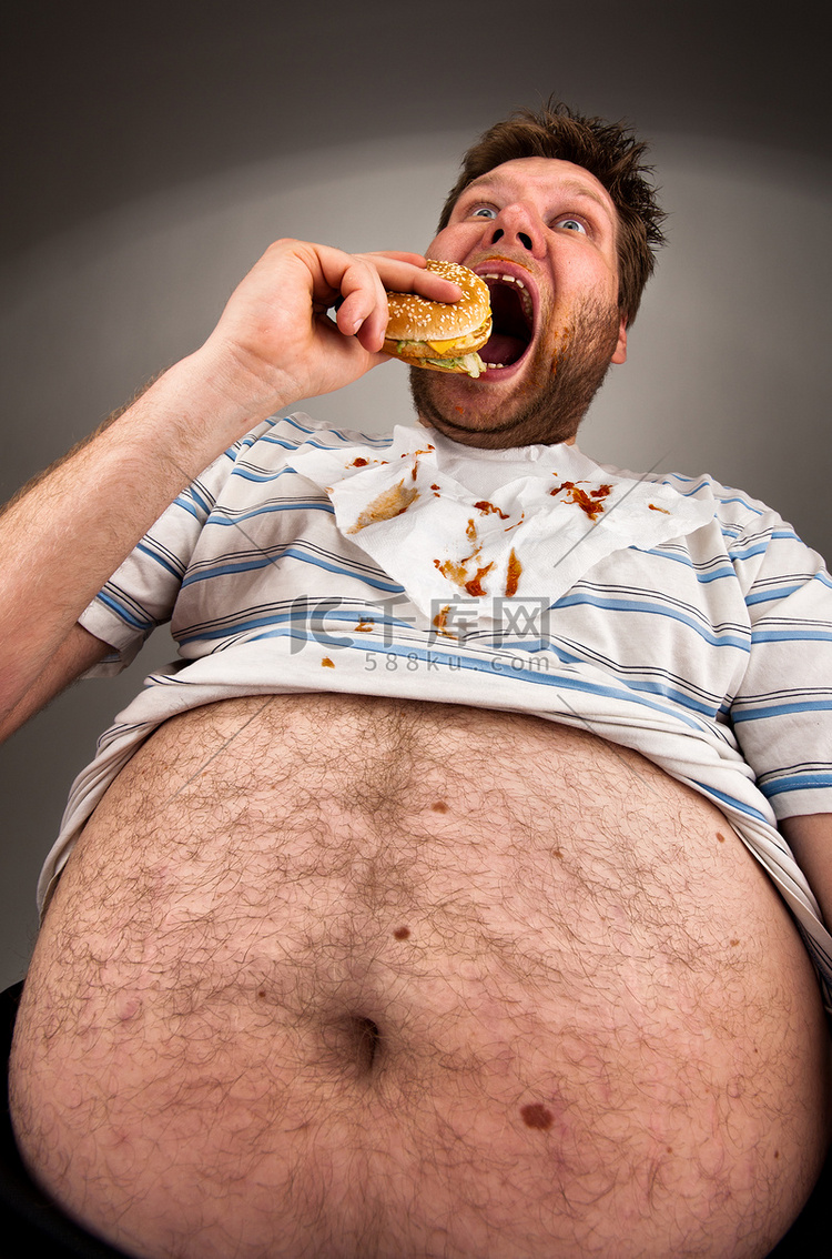 胖男人吃汉堡