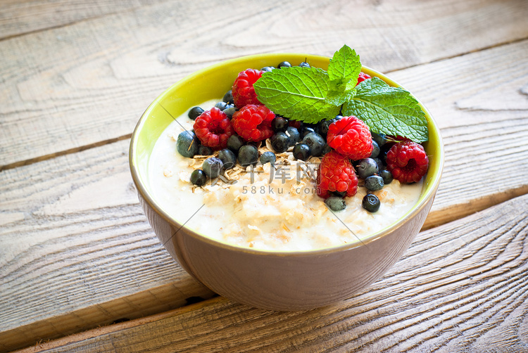 健康早餐-与浆果燕麦粥 