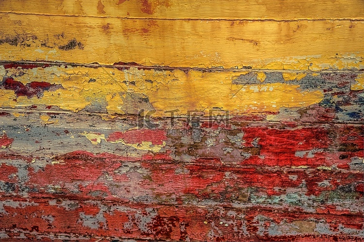 旧木船上油漆剥落的木质纹理