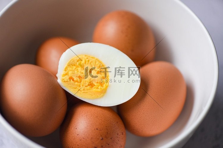 去皮鸡蛋菜单食品煮鸡蛋在碗和蛋