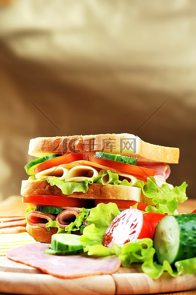 新鲜可口的火腿芝士蔬菜三明治