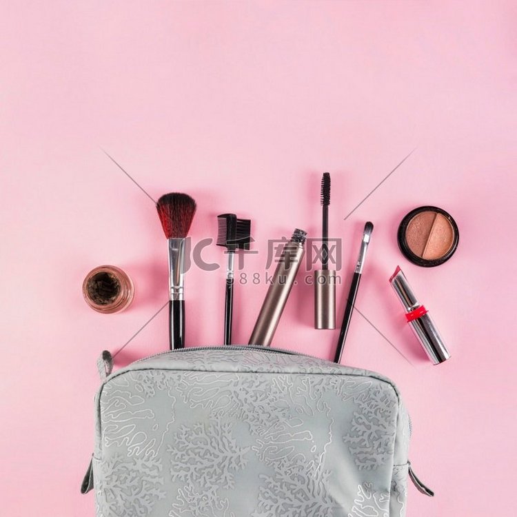 化妆产品溢出袋粉红色背景