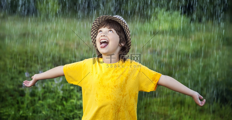 雨天户外快乐的男孩