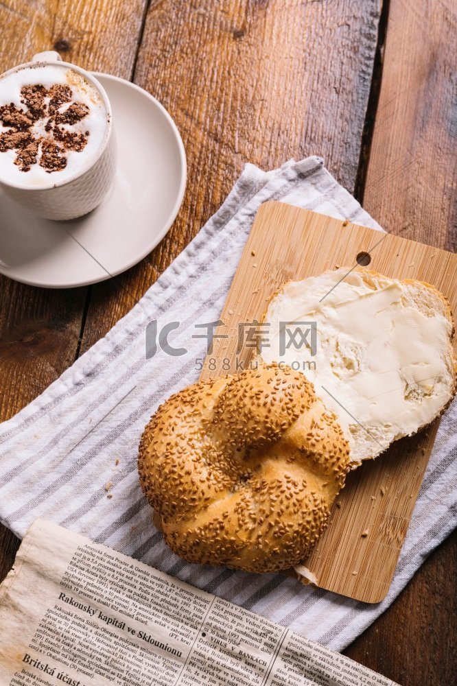 卡布奇诺咖啡面包片配奶酪砧板桌