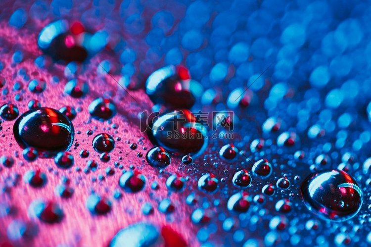 关闭抽象水气泡与粉红色蓝色背景