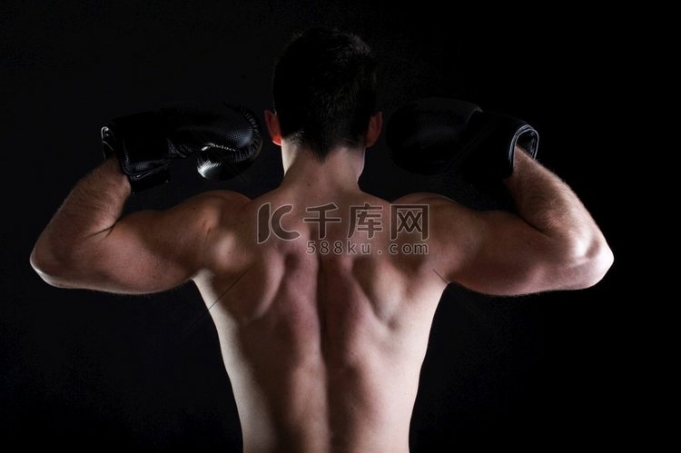 肖像运动员拳击手在工作室反对黑