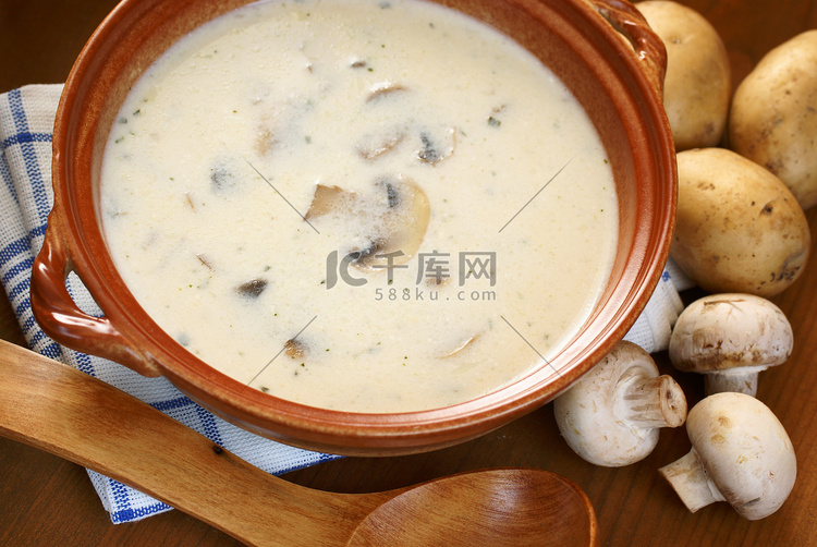 碗与奶油蘑菇汤
