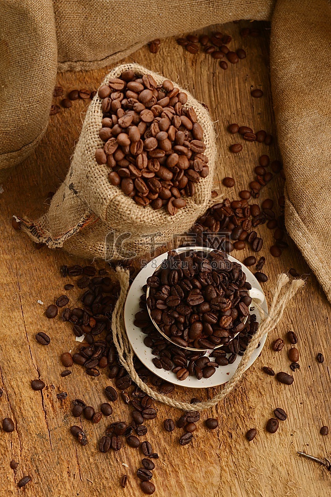 黄麻袋和木质茶杯烘焙咖啡豆