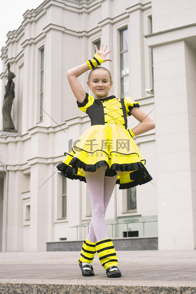 在蜜蜂的装扮跳舞的小女孩