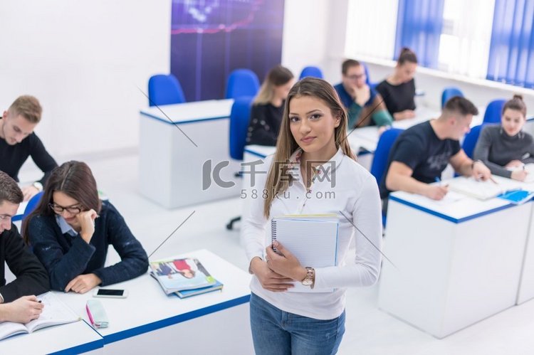 年轻漂亮的女学生与其他人在课堂