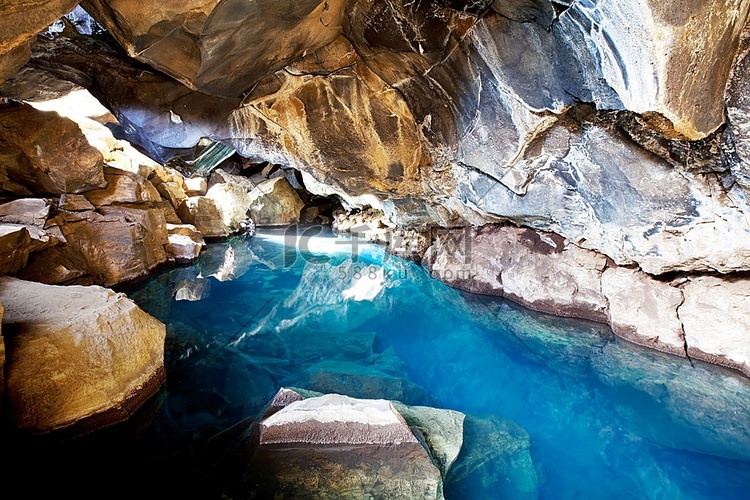 被地热水填满的洞穴，冰岛米瓦顿