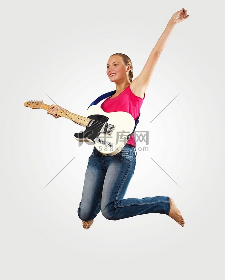 一名年轻女子弹着电吉他跳着