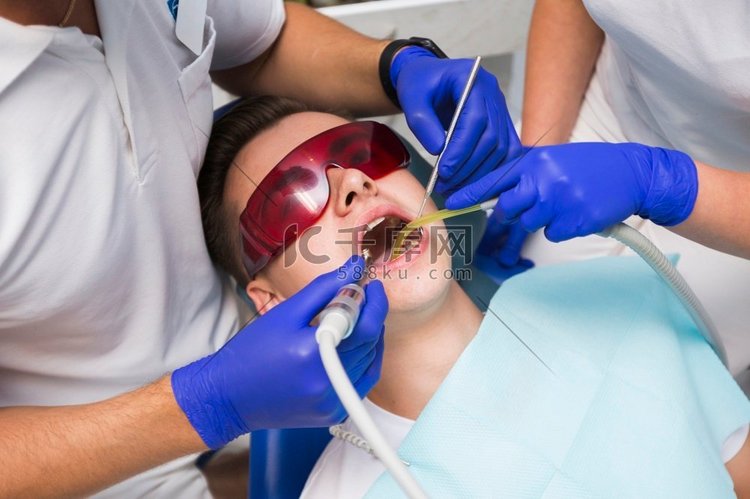 男子正在进行牙科手术