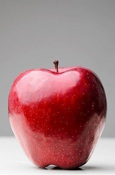 灰色背景上的红色美味苹果