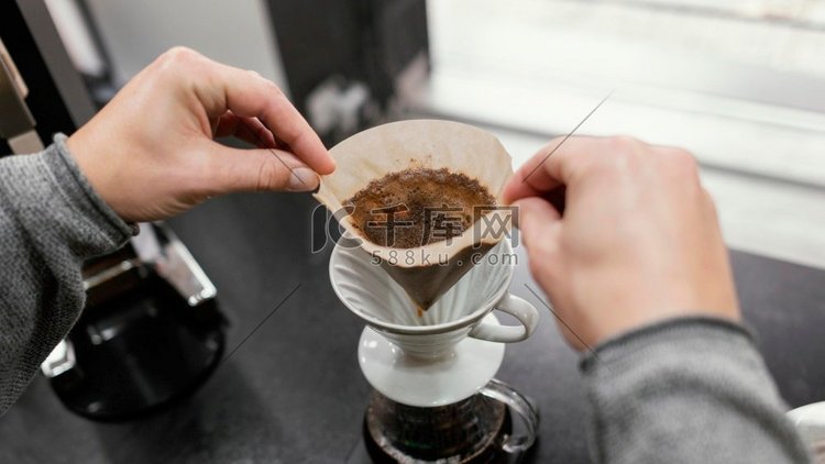 高角度男咖啡师脱下咖啡滤清器