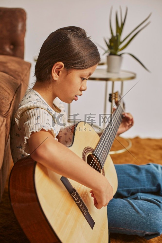年轻女孩弹吉他回家3