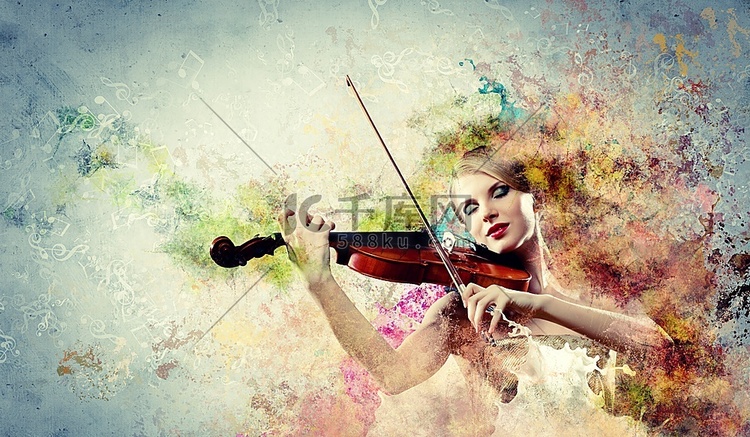 美丽的女小提琴手闭着眼睛在飞溅