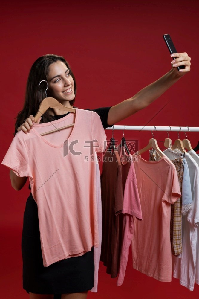前视图妇女采取自拍与粉红色t恤