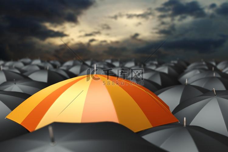 成堆的黑色雨伞中的橙色雨伞