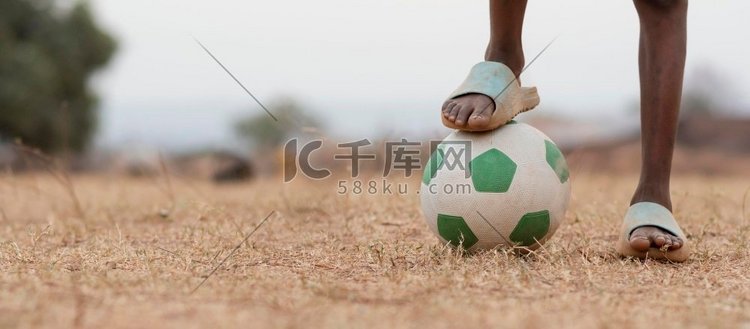 肖像非洲儿童与足球关闭