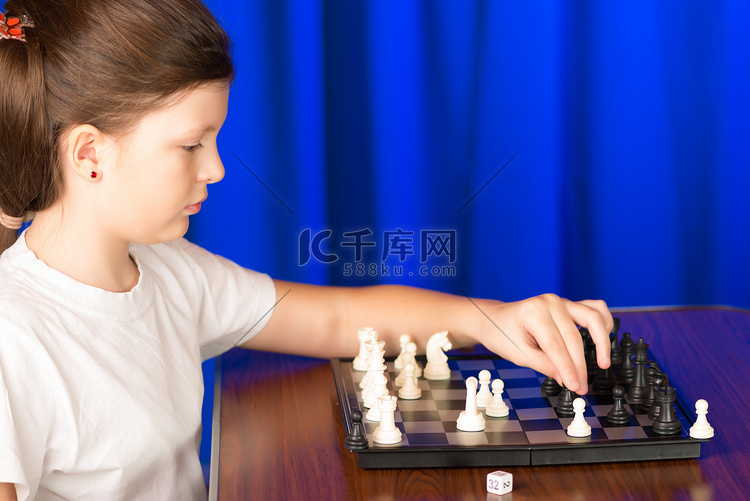 孩子们玩一个叫做象棋的棋盘游戏