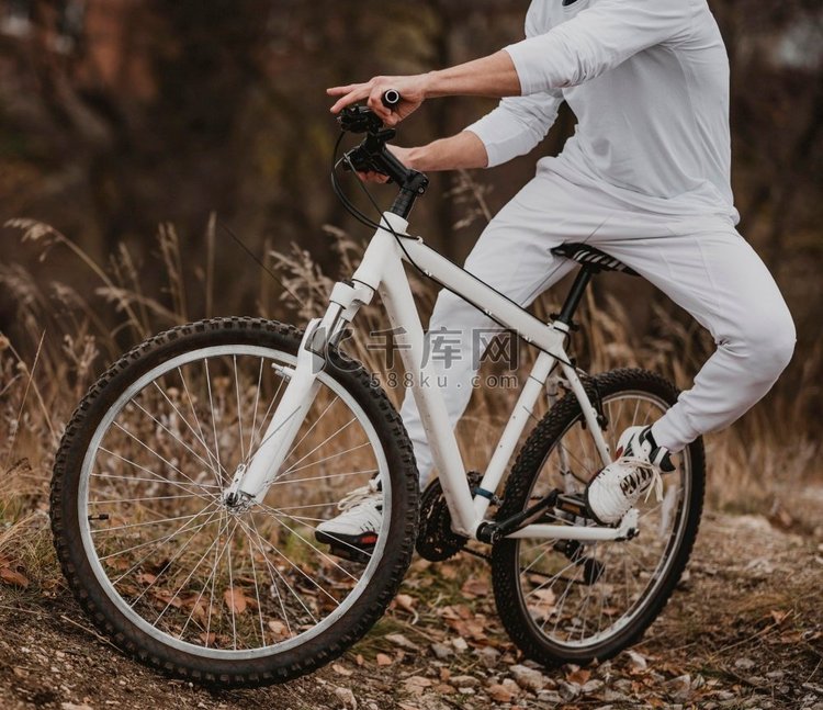 男子骑他的自行车白色衣服