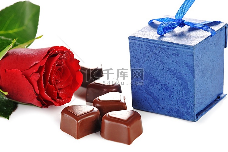 心形巧克力、玫瑰和礼品盒特写