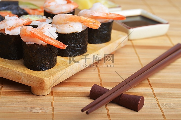 美味的新鲜寿司锥木板