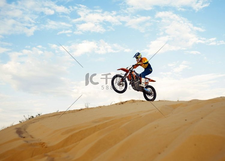 摩托车越野骑在沙漠沙丘的沙子。