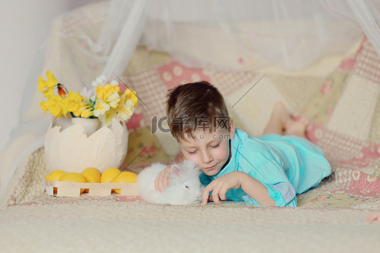 一个男孩和一只白色的兔子