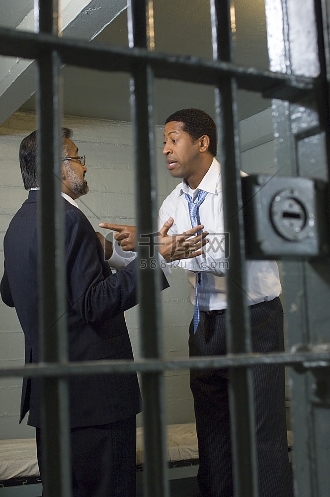 两名男子在牢房里争吵